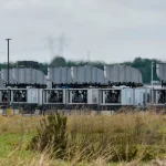 Várias unidades de geradores a gás da empresa Solaris instaladas em área externa. (Foto: techcrunch.com)