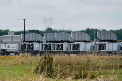 Várias unidades de geradores a gás da empresa Solaris instaladas em área externa. (Foto: techcrunch.com)