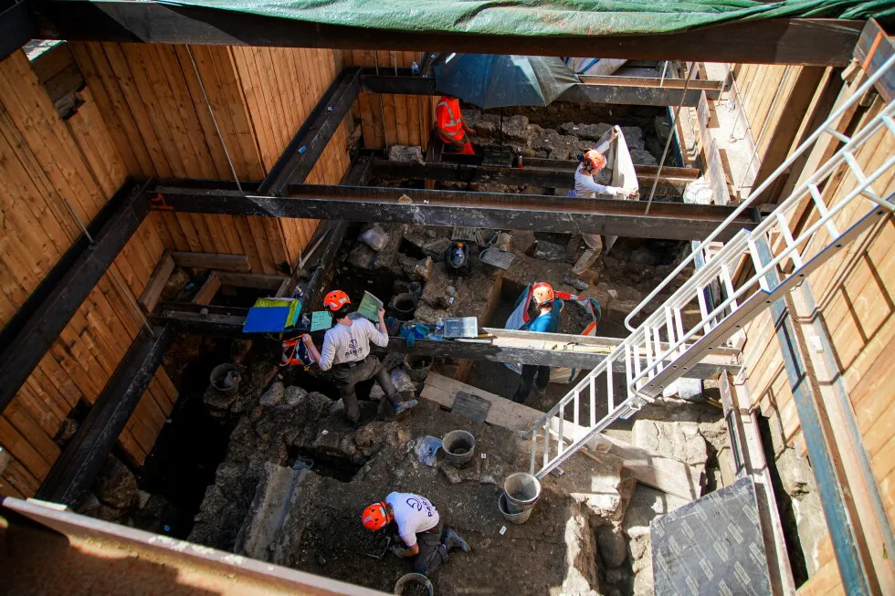 Arqueólogos trabalham em escavação sob a catedral de Notre Dame, em Paris. (Foto: apnews.com)