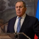 O ministro russo das Relações Exteriores, Sergey Lavrov, discursa em frente à bandeira da Rússia. (Foto: rt.com)