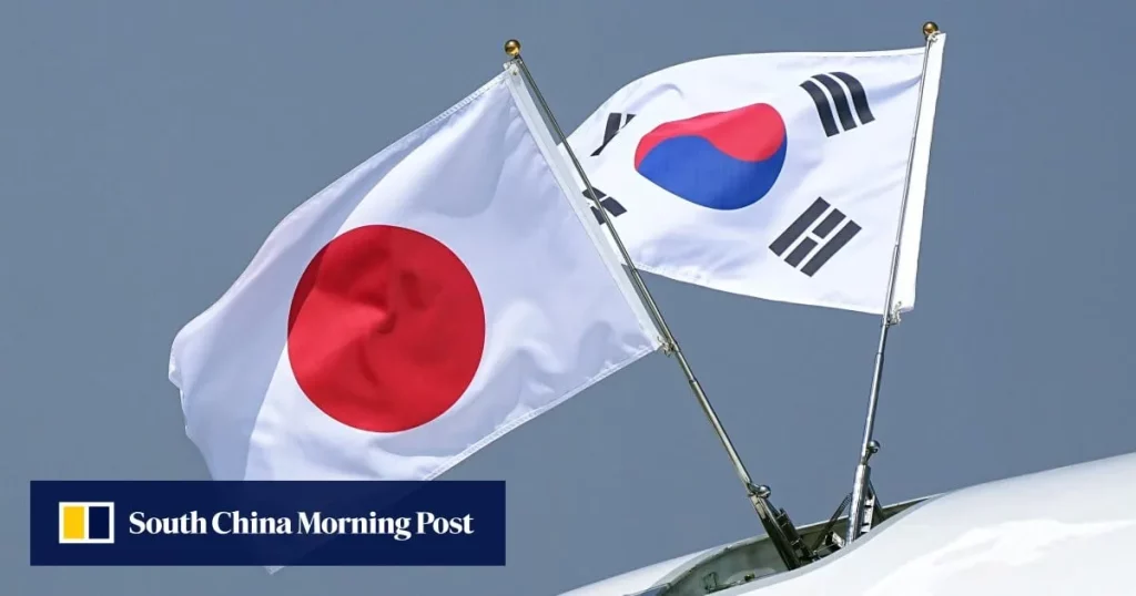 Bandeiras da Coreia do Sul e do Japão em exibição conjunta, simbolizando o fortalecimento das relações entre os dois países e