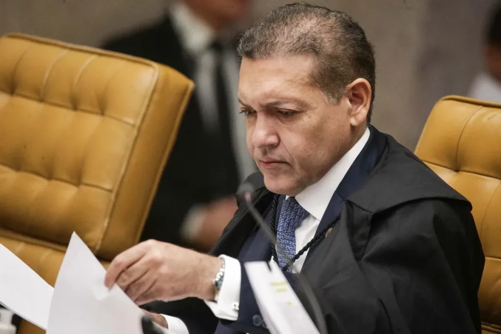 Ministro do STF analisa documentos durante sessão no tribunal. (Foto: metropoles.com)