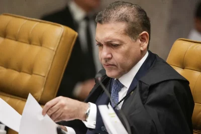Ministro do STF analisa documentos durante sessão no tribunal. (Foto: metropoles.com)