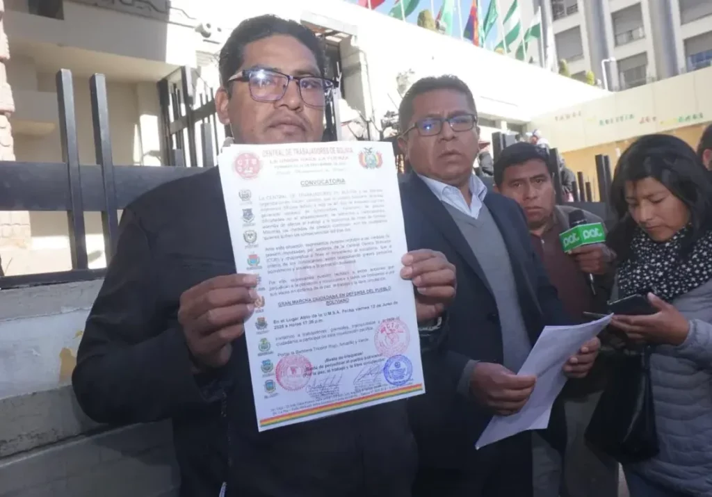 Dirigente gremial Toño Siñani apresenta documento convocatório para marcha em La Paz, Bolivia. (Foto: resumenlatinoamericano.