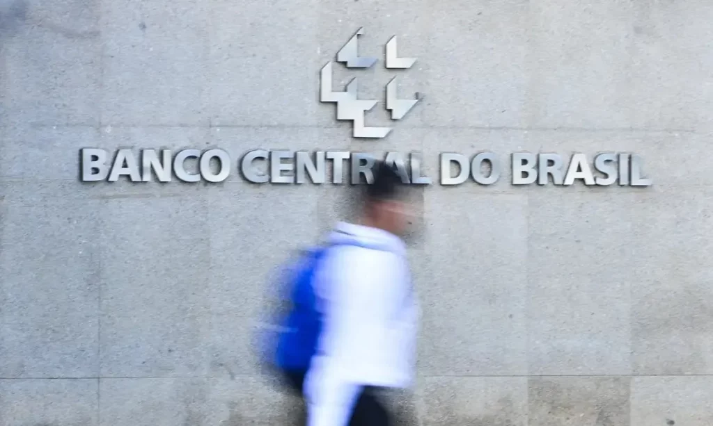 Fachada do Banco Central do Brasil com pessoa em movimento ao fundo. (Foto: cartacapital.com.br)