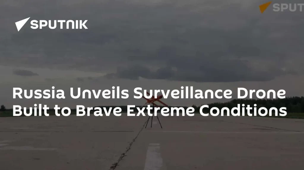 Um drone de vigilância russo é exibido em pista de aeroporto sob céu nublado. (Foto: sputnikglobe.com)