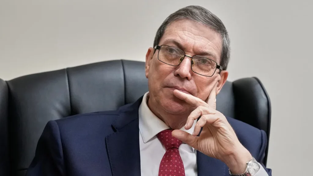 O ministro de Relações Exteriores de Cuba, Bruno Rodríguez, em pose pensativa durante entrevista. (Foto: actualidad.rt.com)