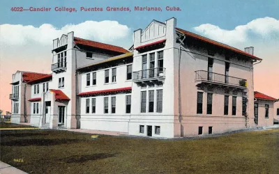 Fachada do Candler College em Puentes Grandes, Marianoao, Cuba. (Foto: Wikimedia Commons)