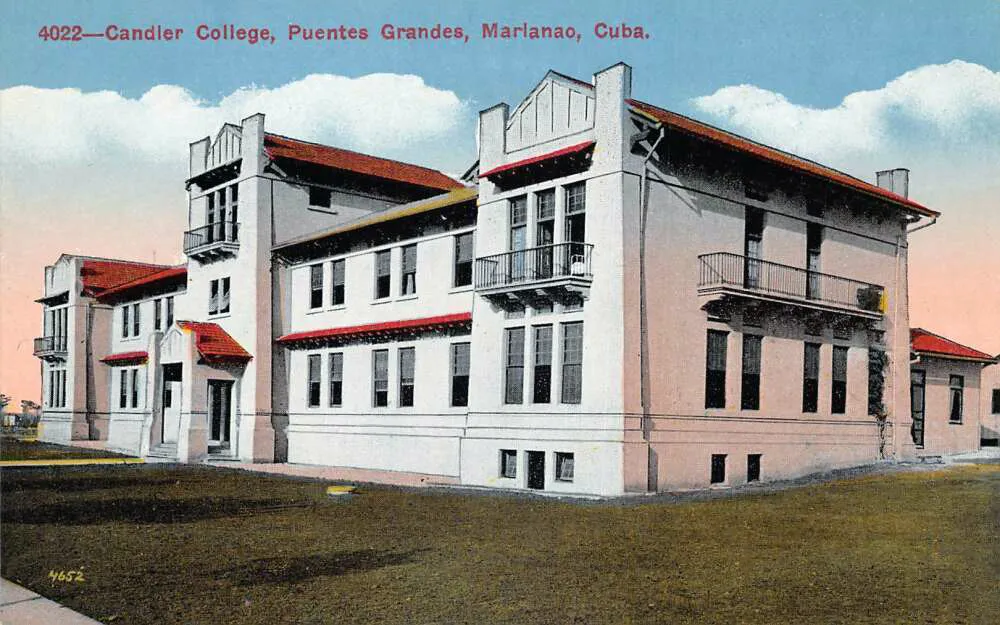 Fachada do Candler College em Puentes Grandes, Marianoao, Cuba. (Foto: Wikimedia Commons)