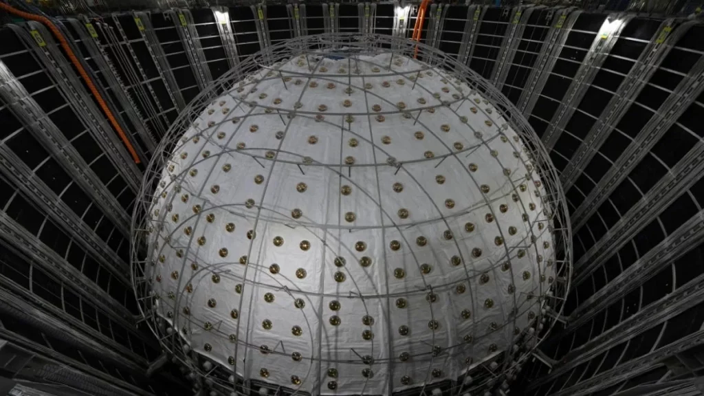 Interior do detector subterrâneo de partículas no Observatório Neutrino de Jiangmen, na China. (Foto: sciencealert.com)