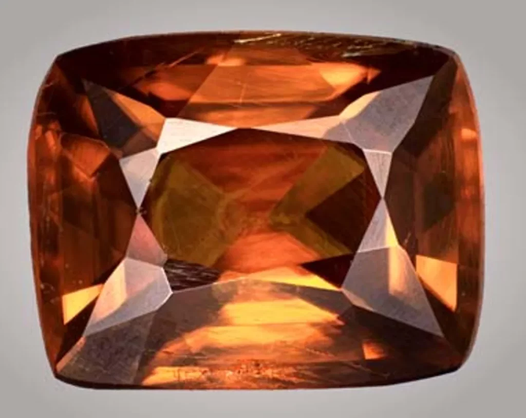 Única gema de kyawthuite, mineral mais raro da Terra, exibindo facetas e tonalidade laranja. (Foto: www.thebrighterside.news)