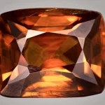 Única gema de kyawthuite, mineral mais raro da Terra, exibindo facetas e tonalidade laranja. (Foto: www.thebrighterside.news)