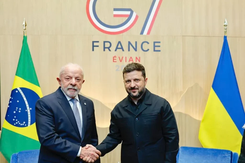 O presidente Lula e o presidente da Ucrânia, Volodymyr Zelensky, se cumprimentam em reunião em Évian-les-Bains, França. (Foto