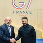 O presidente Lula e o presidente da Ucrânia, Volodymyr Zelensky, se cumprimentam em reunião em Évian-les-Bains, França. (Foto
