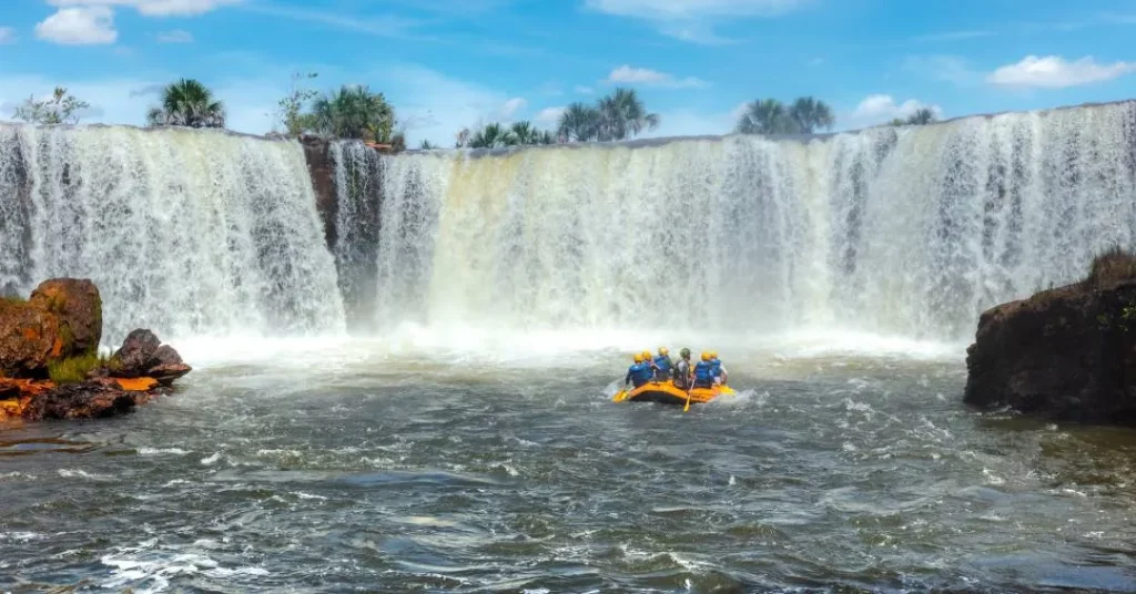 Turistas em bote realizam rafting nas Cataratas do Iguaçu, no Paraná. (Foto: https://viagemeturismo.abril.com.br/brasil/15-de
