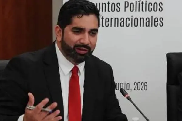 O economista Roberto Lazzeri discursa durante evento sobre assuntos políticos internacionais em junho de 2026. (Foto: regener