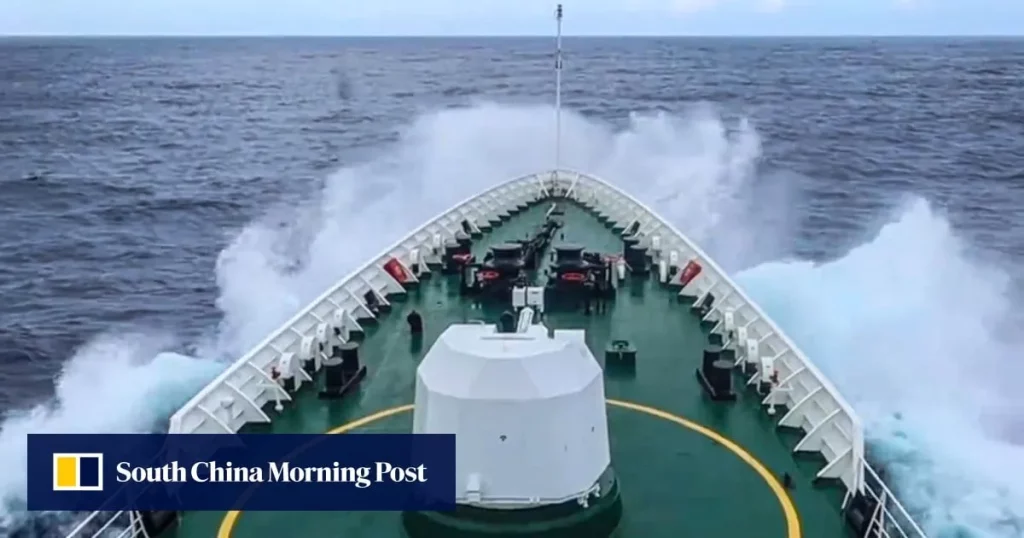 Embarcação da Guarda Costeira da China em patrulha no mar, ilustrando a expansão das operações de fiscalização nas águas próx