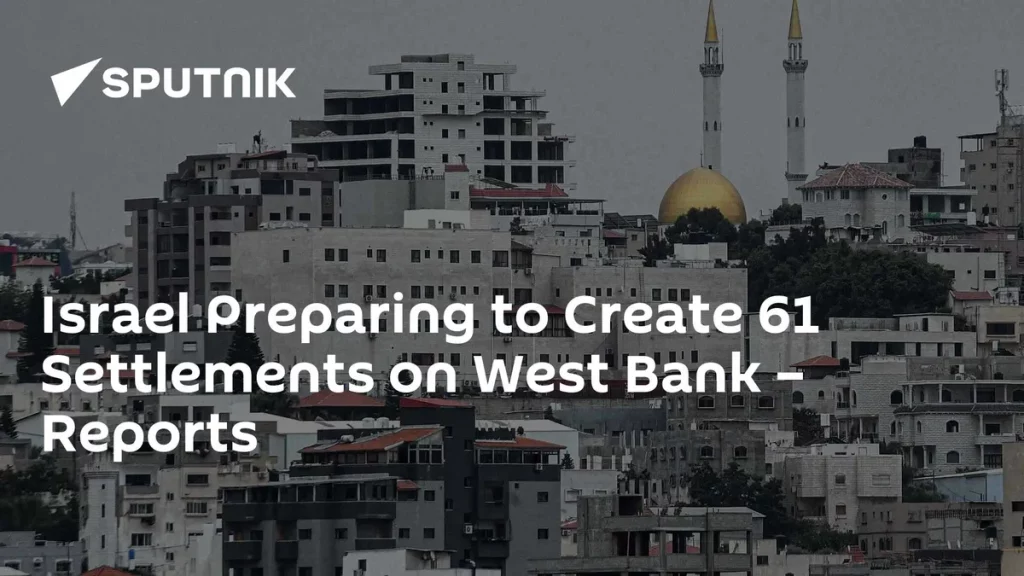 Cidade na Cisjordânia com mesquita e minaretes ao fundo, em foto ilustrativa da notícia sobre planos de Israel. (Foto: sputni