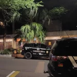 Veículos da Polícia Civil estacionados em frente ao prédio do escritório de advocacia no bairro Moinhos de Vento, em Porto Al