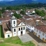 Vista aérea da cidade histórica de Paraty, com destaque para a arquitetura colonial e igreja central. (Foto: https://www.ocaf