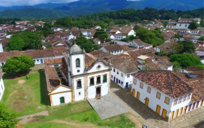 Vista aérea da cidade histórica de Paraty, com destaque para a arquitetura colonial e igreja central. (Foto: https://www.ocaf