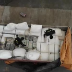 Agentes da PRF inspecionam sacos de ração em caminhão na BR-386, em Lajeado. (Foto: g1.globo.com)