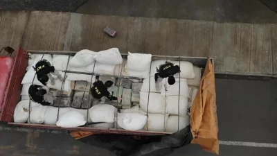 Agentes da PRF inspecionam sacos de ração em caminhão na BR-386, em Lajeado. (Foto: g1.globo.com)