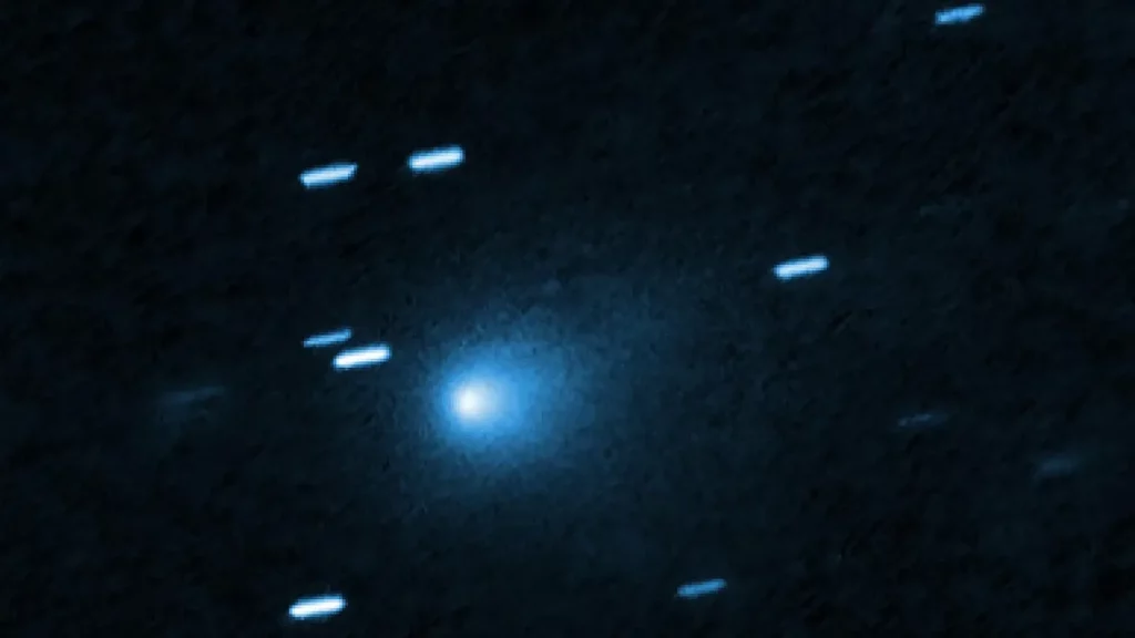 Cometa interestelar 3I/ATLAS captado pelo telescópio James Webb, exibindo luz e partículas no espaço. (Foto: sciencedaily.com