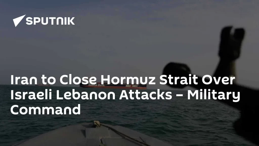Um navio mercante navega no Estreito de Hormuz, com silhueta de pessoa em primeiro plano. (Foto: sputnikglobe.com)