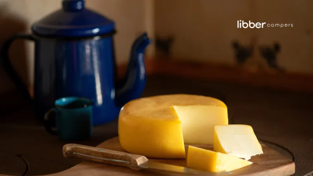 Queijo artesanal é destaque na Rota do Queijo, em Minas Gerais. (Foto: https://www.libbercampers.com/conteudos/rotas-gastrono