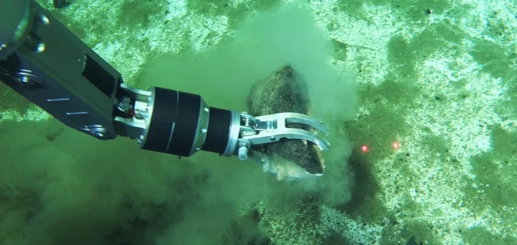 Braço robótico coleta amostra do fundo do mar em pesquisa oceanográfica. (Foto: scientificamerican.com)