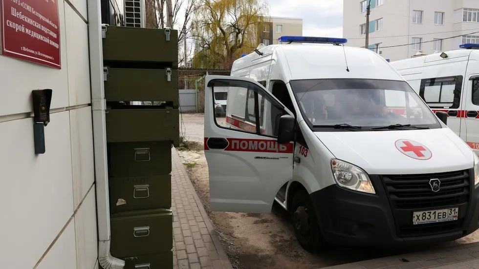 Veículos de emergência médica estacionados em frente a edifício na Rússia. (Foto: rt.com)