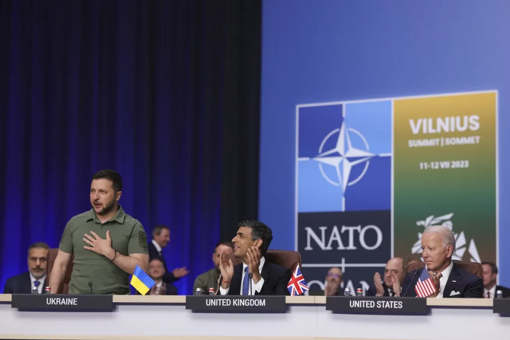 O presidente da Ucrânia, Volodymyr Zelensky, participa do encontro em Vilnius durante a cúpula da NATO. (Foto: Wikimedia Comm