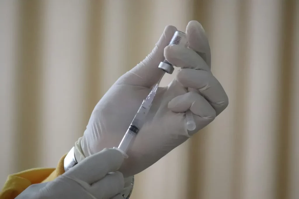 Profissional de saúde prepara dose de vacina em unidade médica. (Foto: www.medicaldaily.com)