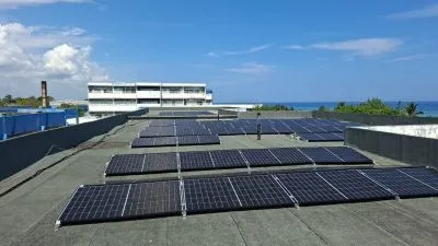 Painéis solares instalados no telhado da Escuela Latinoamericana de Medicina, em Cuba. (Foto: resumenlatinoamericano.org)