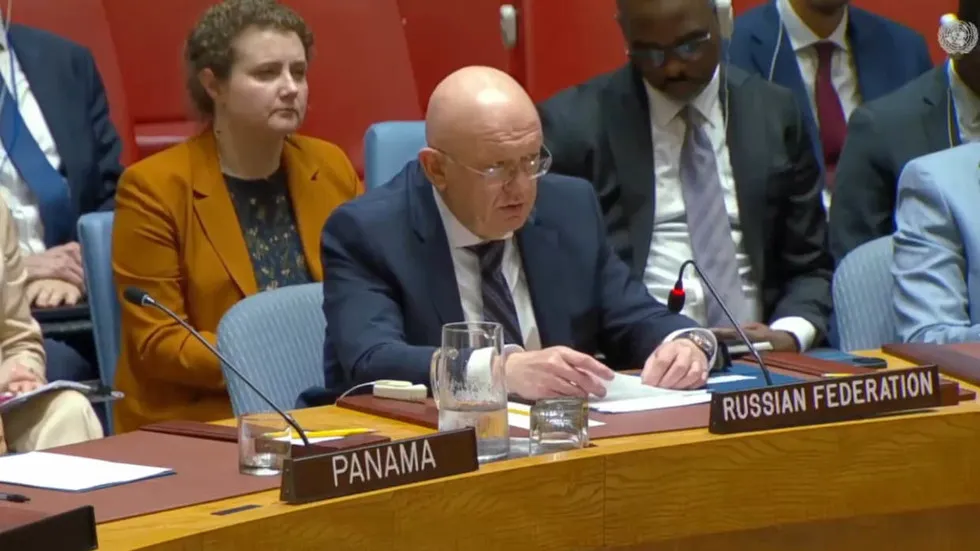 O embaixador russo ao Conselho de Segurança da ONU durante reunião, com placa da Federação Russa à frente. (Foto: rt.com)