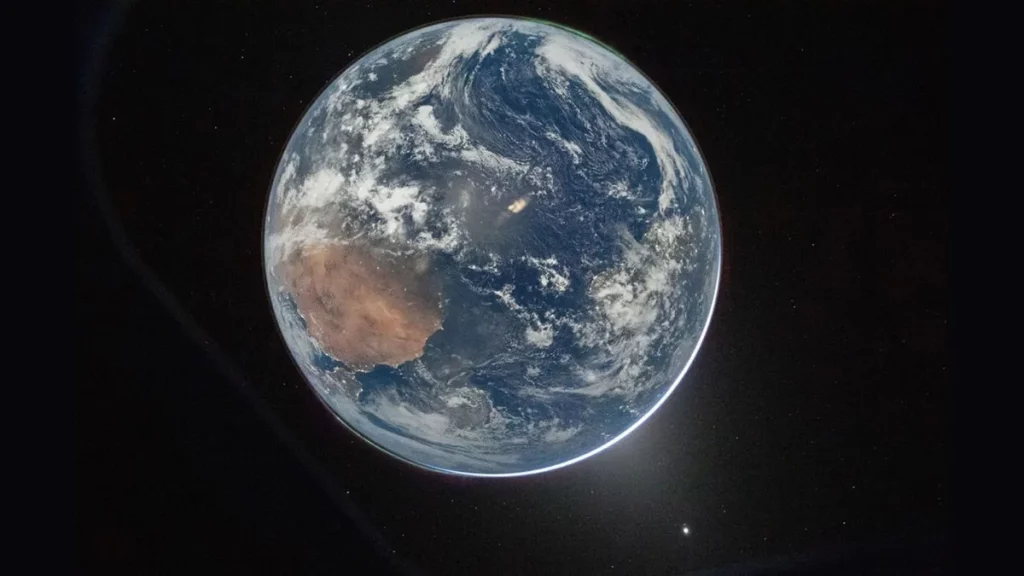 Terra vista do espaço, com auroras visíveis na atmosfera. (Foto: livescience.com)