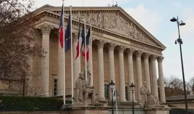 Fachada da Assembléia Nacional francesa, com bandeiras hasteadas e estátuas em frente. (Foto: ultimasnoticias.com.ve)
