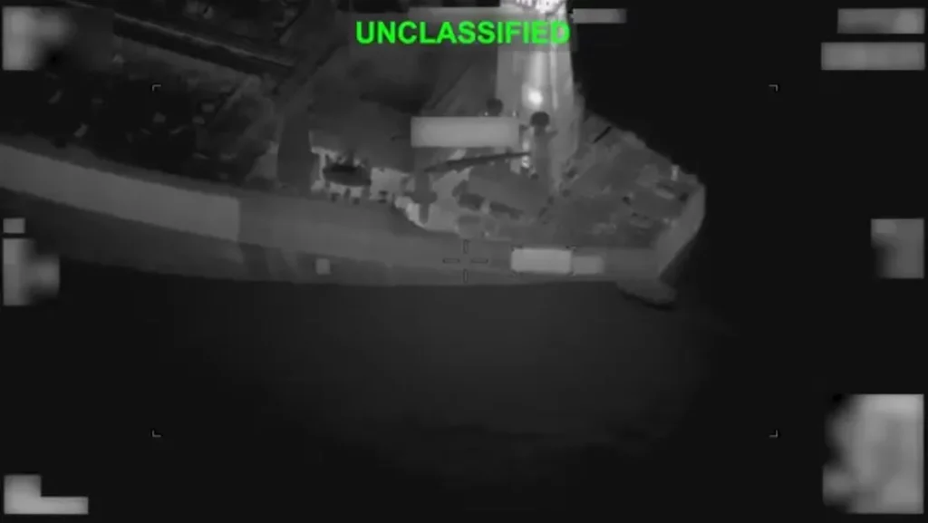 Imagem de um navio no mar à noite, com marcação "UNCLASSIFIED" na parte superior. (Foto: actualidad.rt.com)