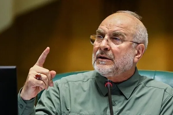 O parlamentar iraniano Ghalibaf discursa durante evento oficial. (Foto: en.mehrnews.com)