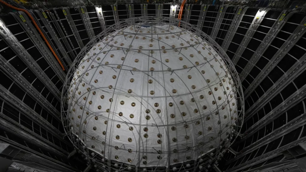 Interior do detector subterrâneo de partículas no Observatório Neutrino de Jiangmen, na China. (Foto: abcnews.com)