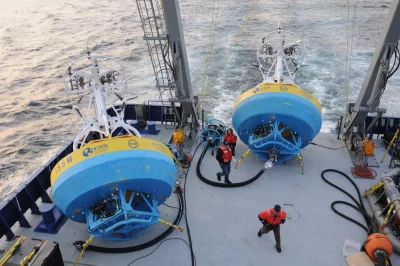Cientistas operam equipamentos de monitoramento oceanográfico em navio no Pacífico. (Foto: phys.org)