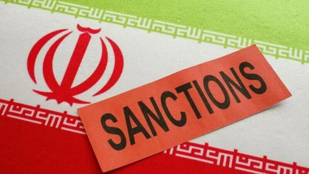 Bandeira do Irã com adesivo que diz "SANCTIONS". (Foto: en.mehrnews.com)