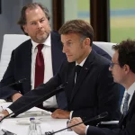 O presidente francês Emmanuel Macron em reunião no G7, ao lado de outros líderes. (Foto: techcrunch.com)