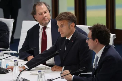 O presidente francês Emmanuel Macron em reunião no G7, ao lado de outros líderes. (Foto: techcrunch.com)