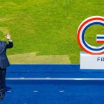 Presidente Lula e presidente francês Emmanuel Macron acenam durante evento do G7 em Évian-les-Bains, França. (Foto: www.metro