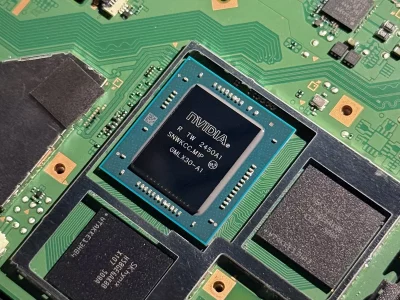 Chip NVIDIA em placa de circuito eletrônico, semelhante ao utilizado na plataforma Nemotron 3 Ultra. (Foto: Wikimedia Commons