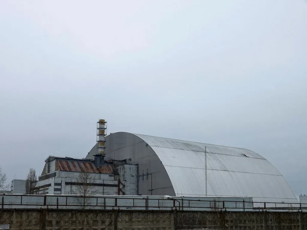 Instalação do complexo de contenção do reator 4 da usina nuclear de Chornobyl, na Ucrânia. (Foto: aljazeera.com)