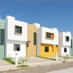 Casas coloridas do programa Vivienda para el Bienestar em Regeneración, México. (Foto: regeneracion.mx)