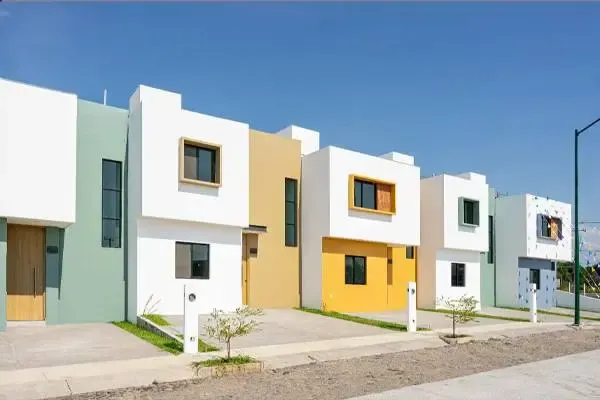 Casas coloridas do programa Vivienda para el Bienestar em Regeneración, México. (Foto: regeneracion.mx)